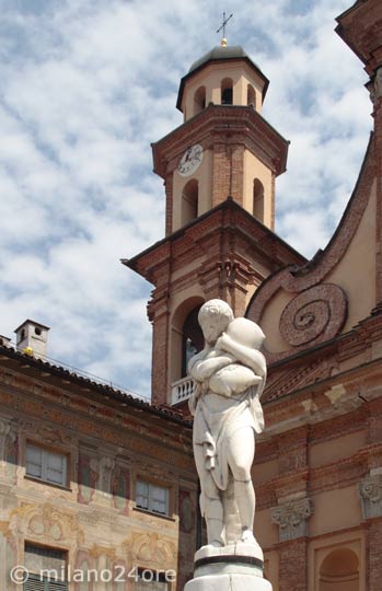 Statue in Piazza delle Piane