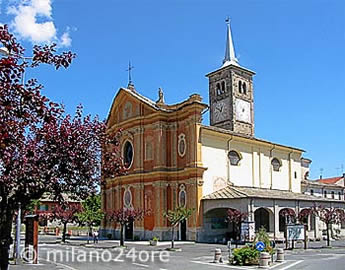 Bruderschaft Santa Maria. Die Fresken an der Kirchenfront sind Werke des Malers Borgna.