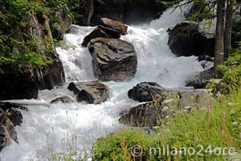 Spritzig stürzt sich der Po ins Tal