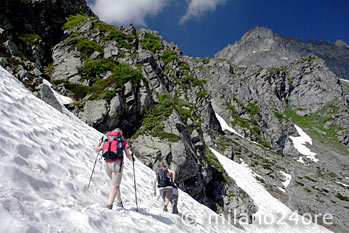 Sommerwanderung durch Schneefelder